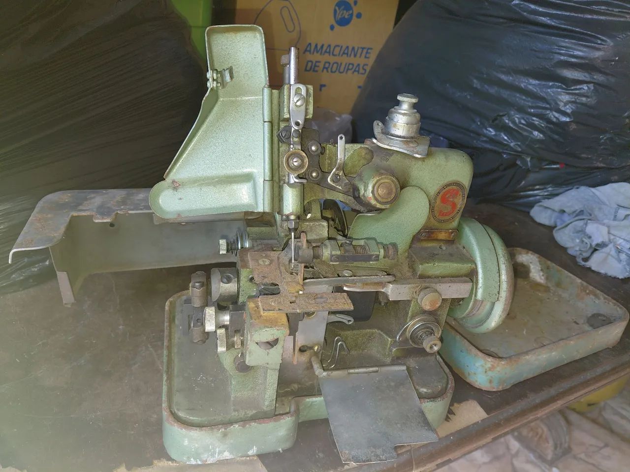 MÁQUINA OUVERLOK (PARA TIRAR PEÇAS)