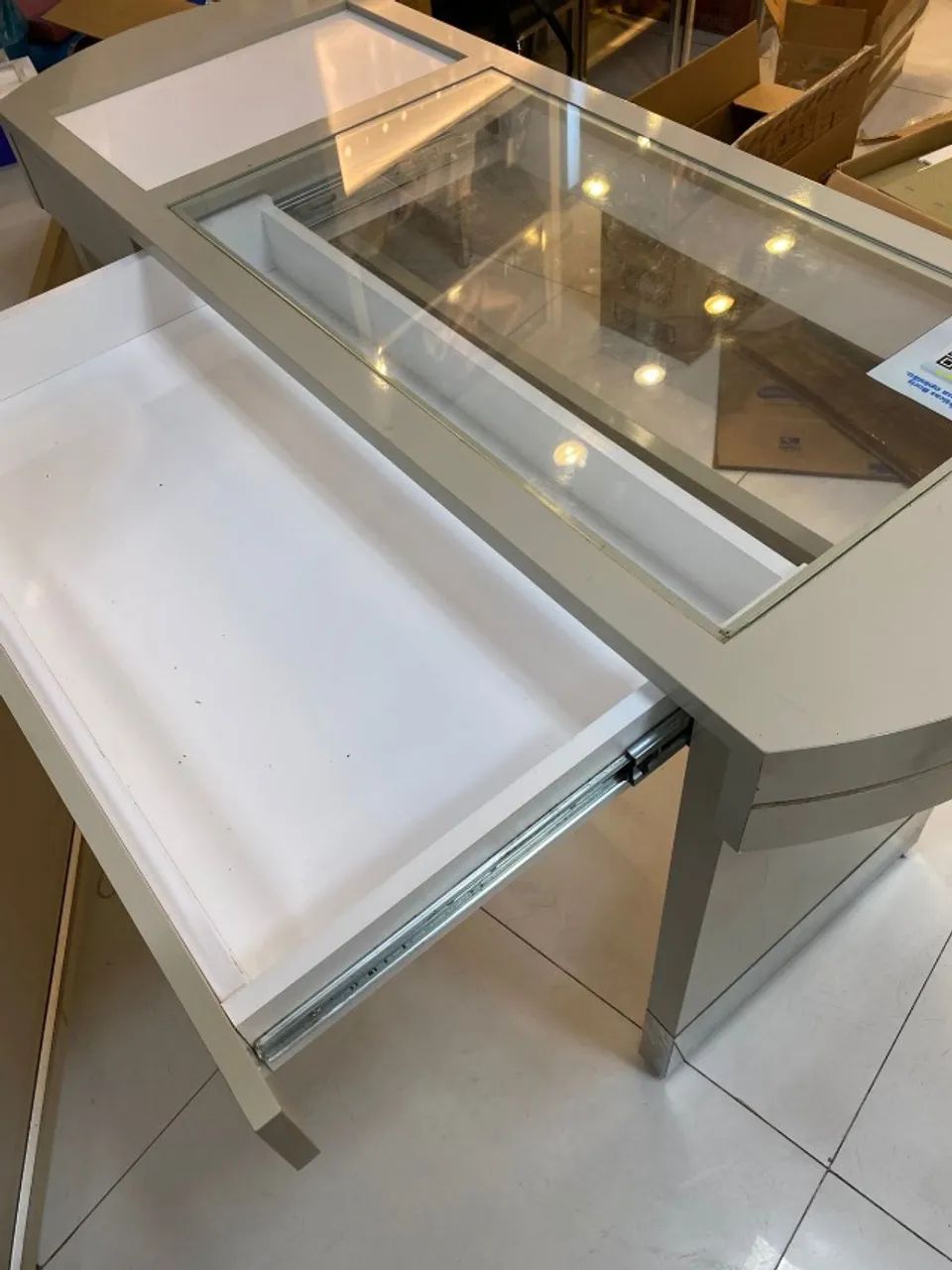 Balcão / Expositor com Vidro