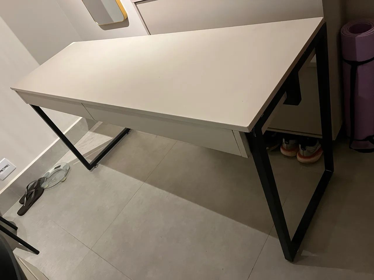 Escrivaninha/aparador com gavetas