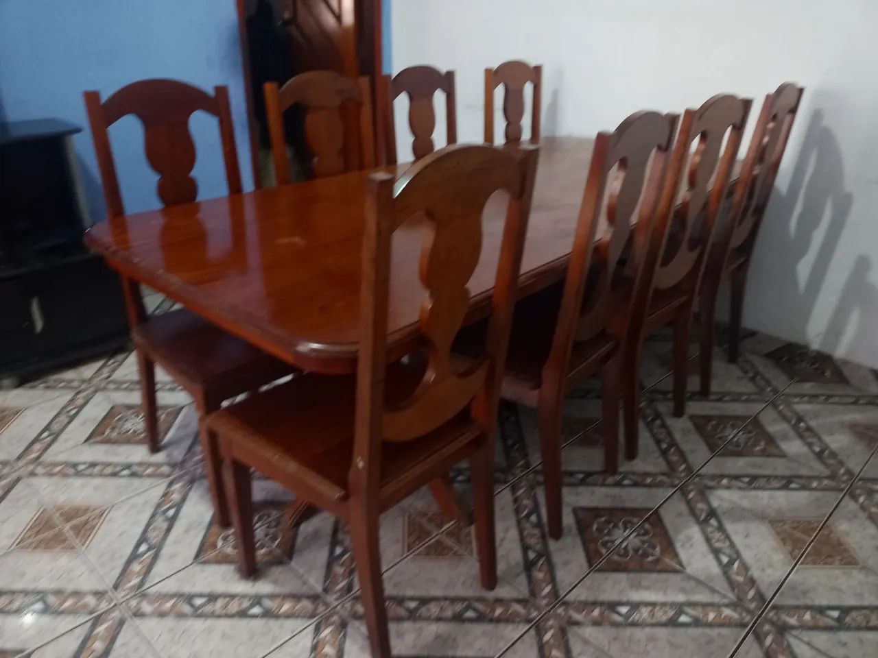 Mesa com 8 cadeiras de madeira maciça. - Foto 2