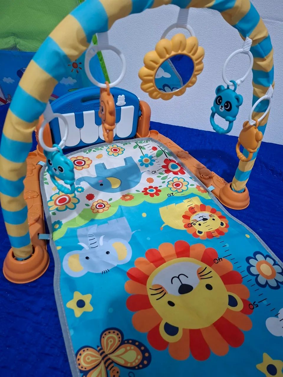 Tapete com piano para bebê, em perfeito estado. 