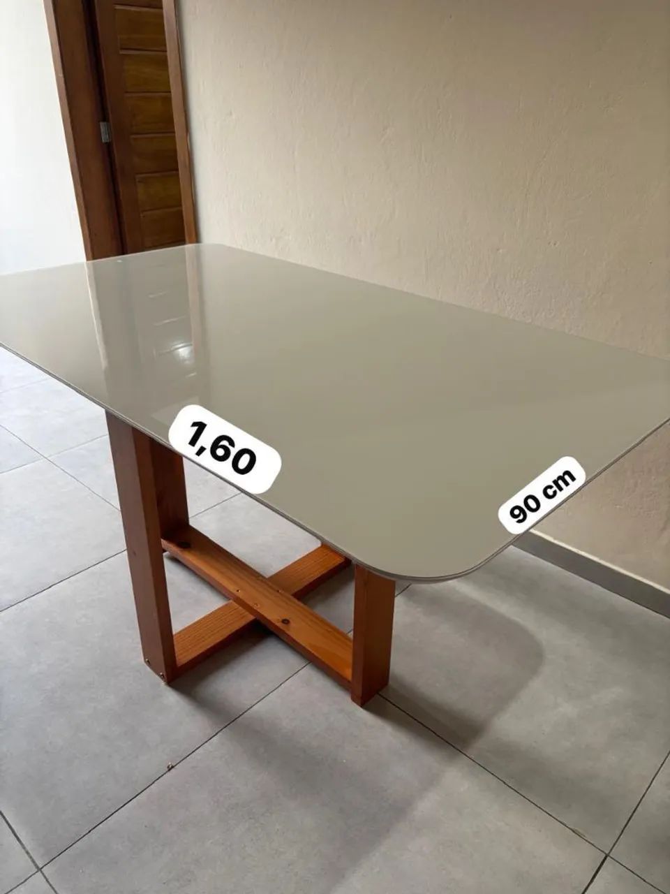 Mesa laqueada com tampo de vidro