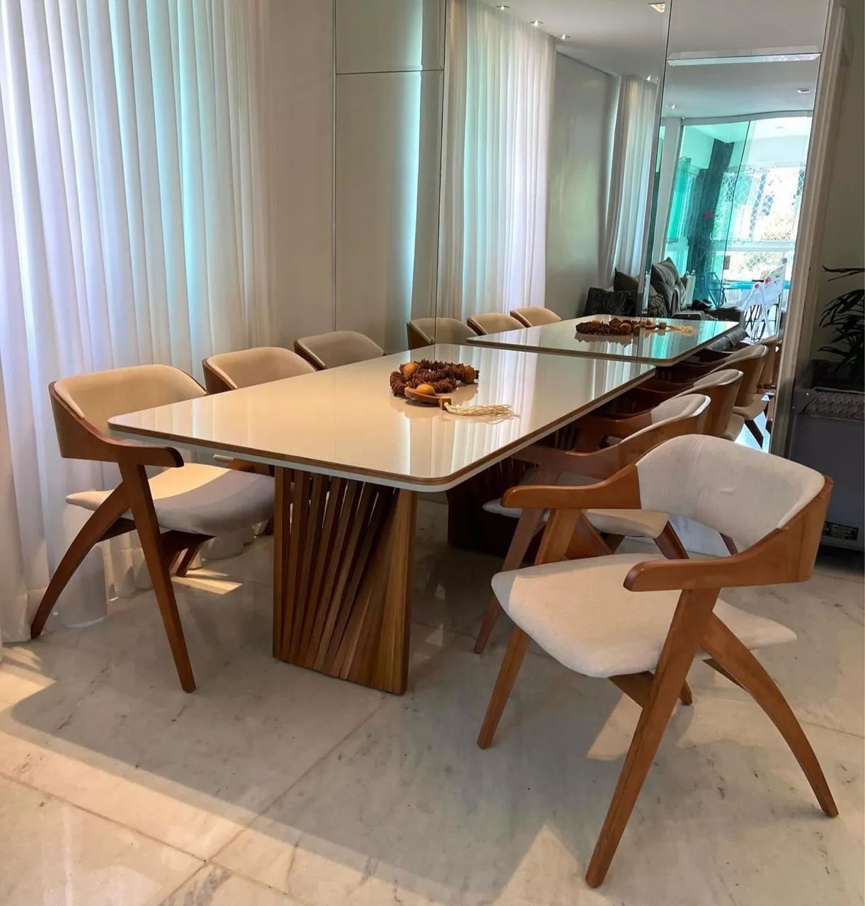 Conjunto de mesa com 6 cadeiras