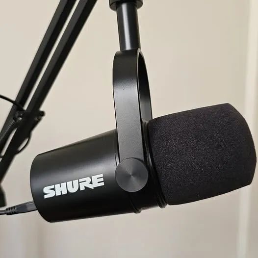 Microfone Shure MV7 (USB e XLR) - Podcast / Streaming + Suporte Grátis