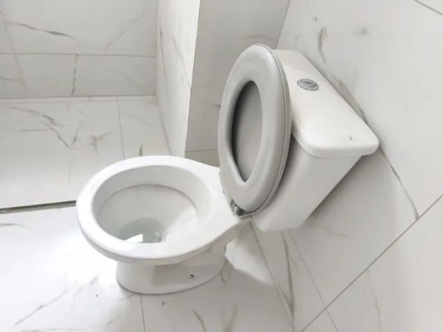Icasa Sabará Dual Flush (3/6L) White Toilet Set with Close-Coupled Cistern