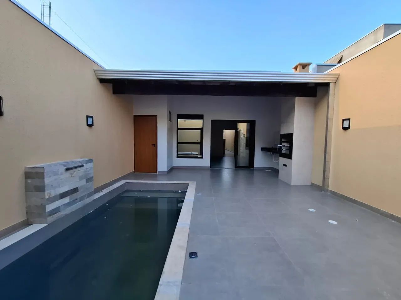 CASA COM PISCINA À VENDA - BAIRRO PARAÍSO