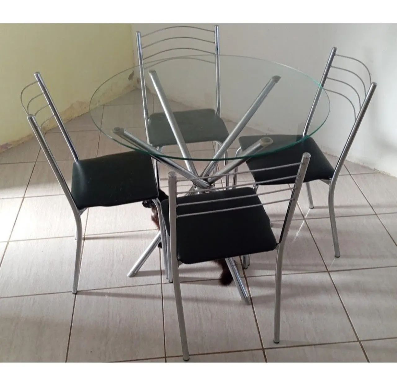 JOGO MESA TAMPO DE VIDRO COM 4 CADEIRAS  - Foto 2
