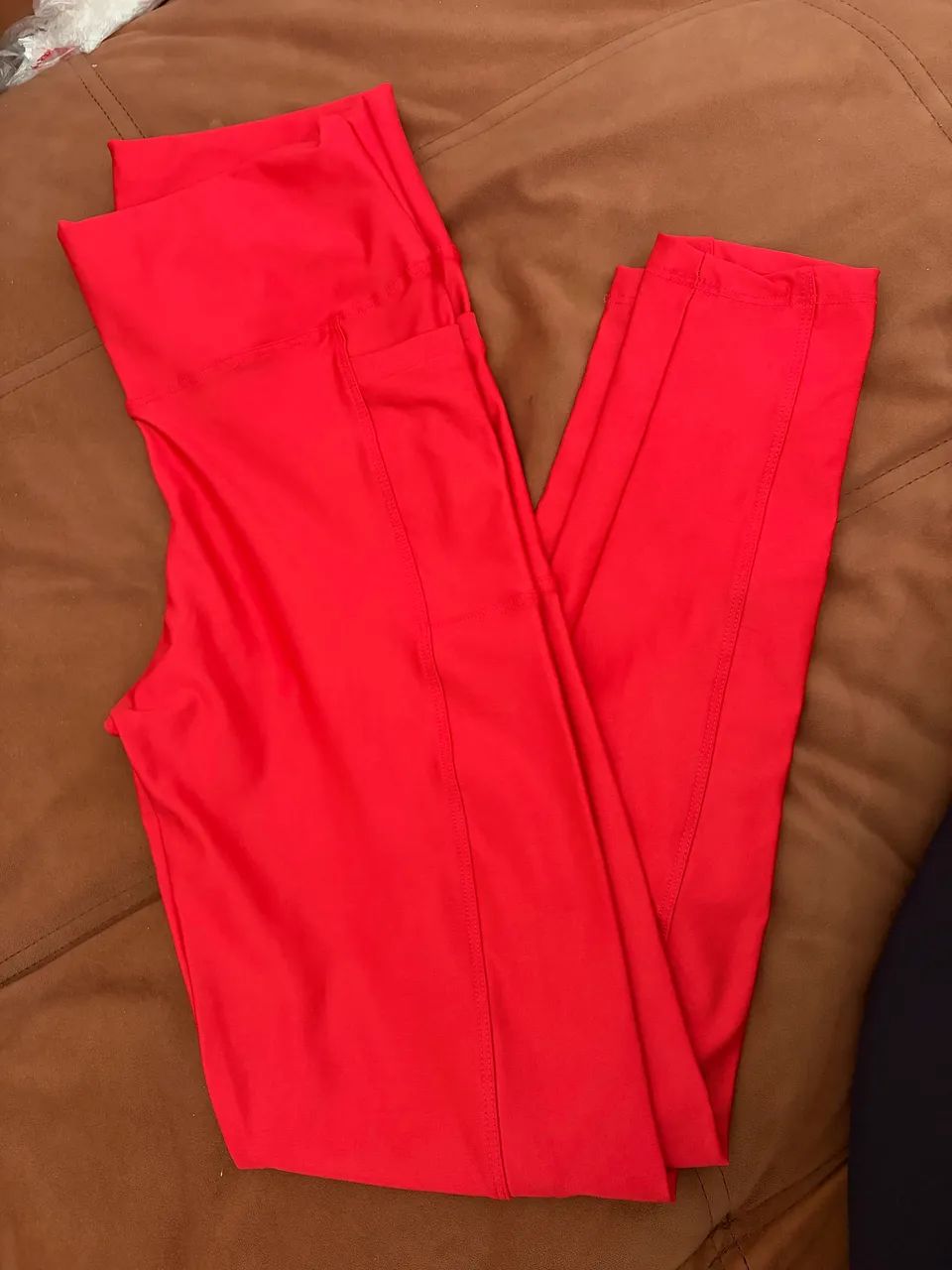 Calça legging vermelha com bolso