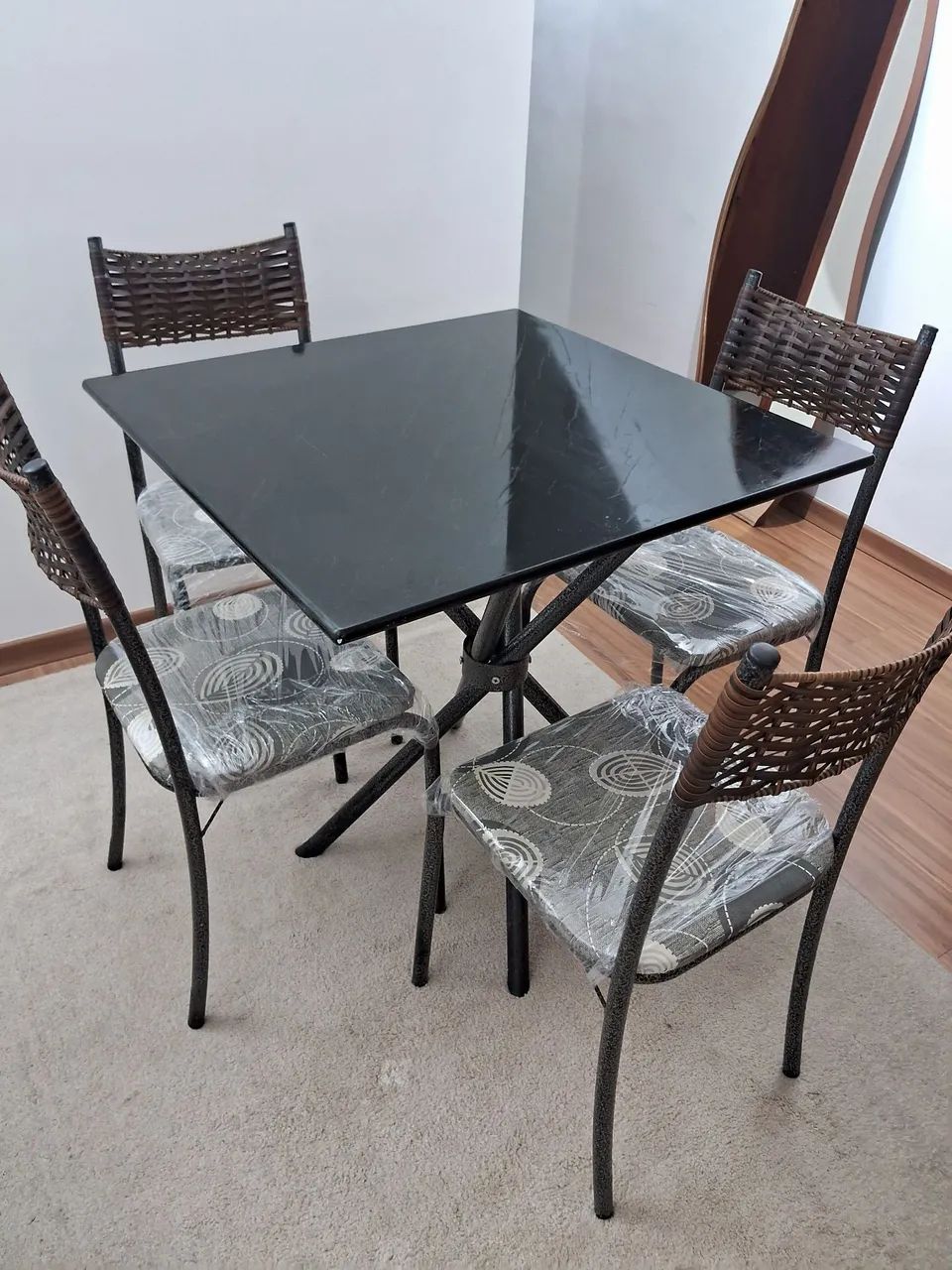 Mesa com 4 cadeiras *ESTÁ NOVA!