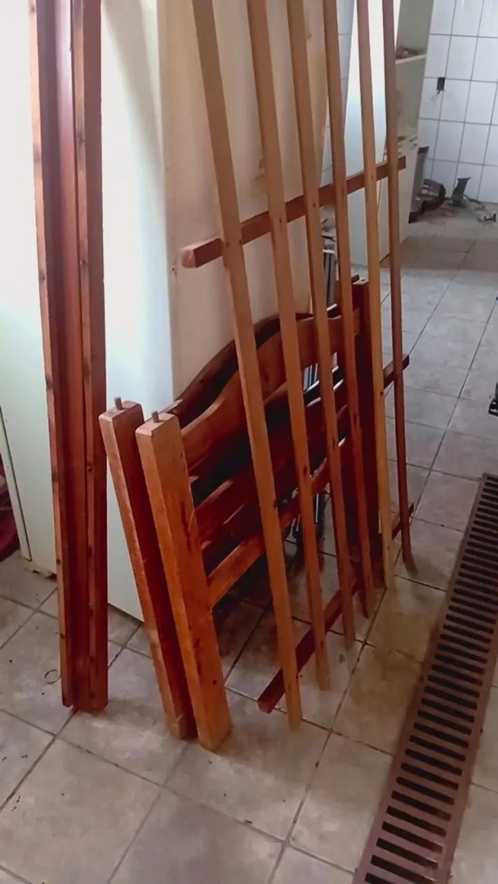 Cama beliche madeira macissa vai com o colchão também  180 - Foto 2
