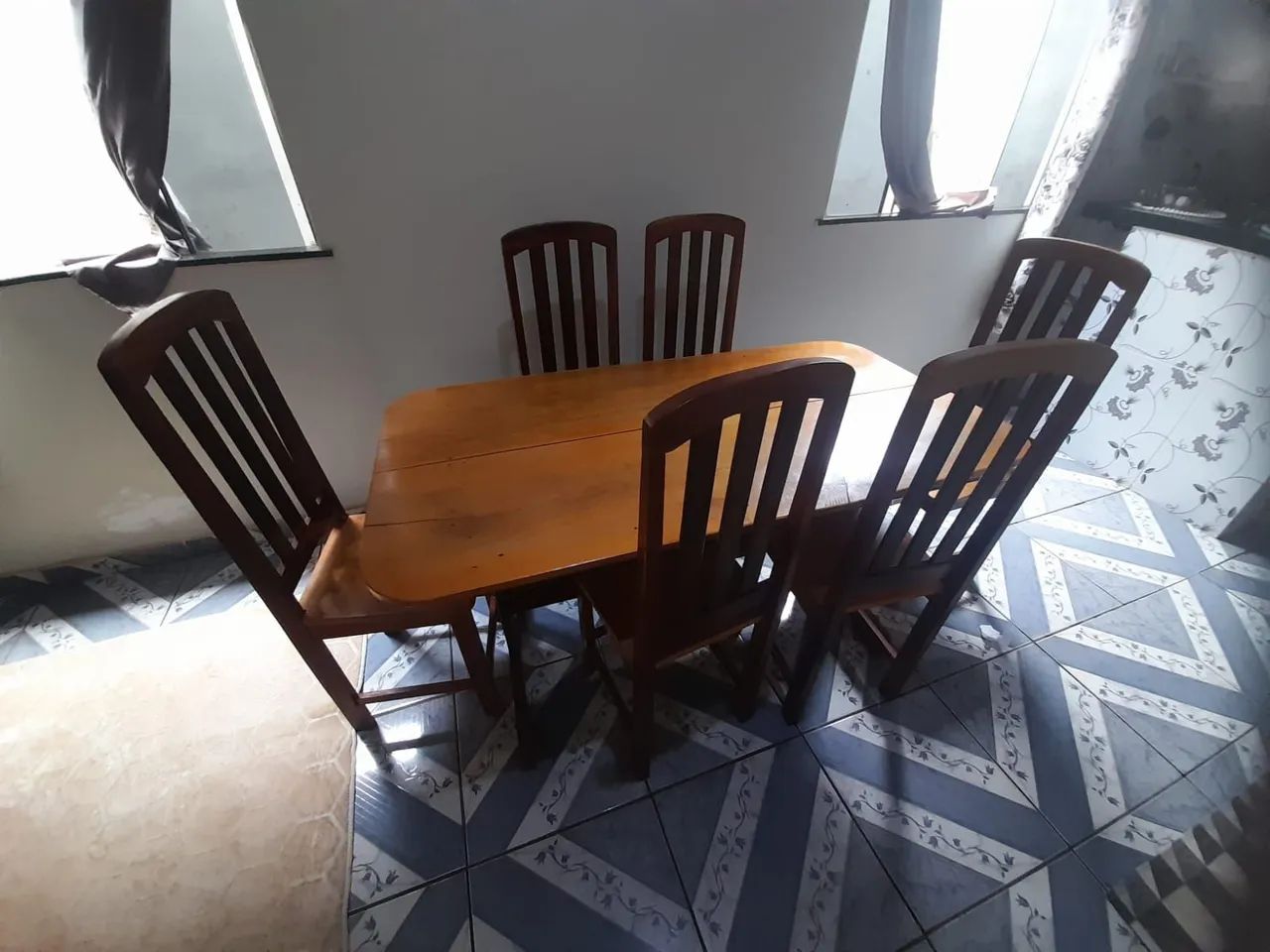 vendo mesa com 6 cadeira 