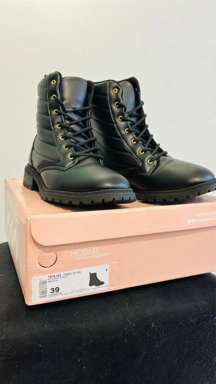 Botas pretas semi nova