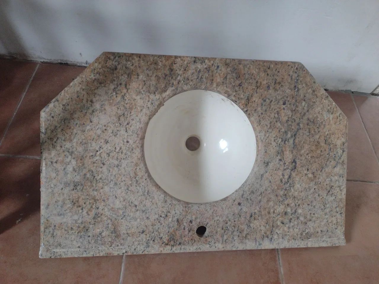 Pia pra banheiro. Com cuba