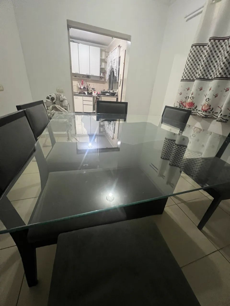 Mesa com tampo de vidro e base escura de madeira mdf mais 6 cadeiras 