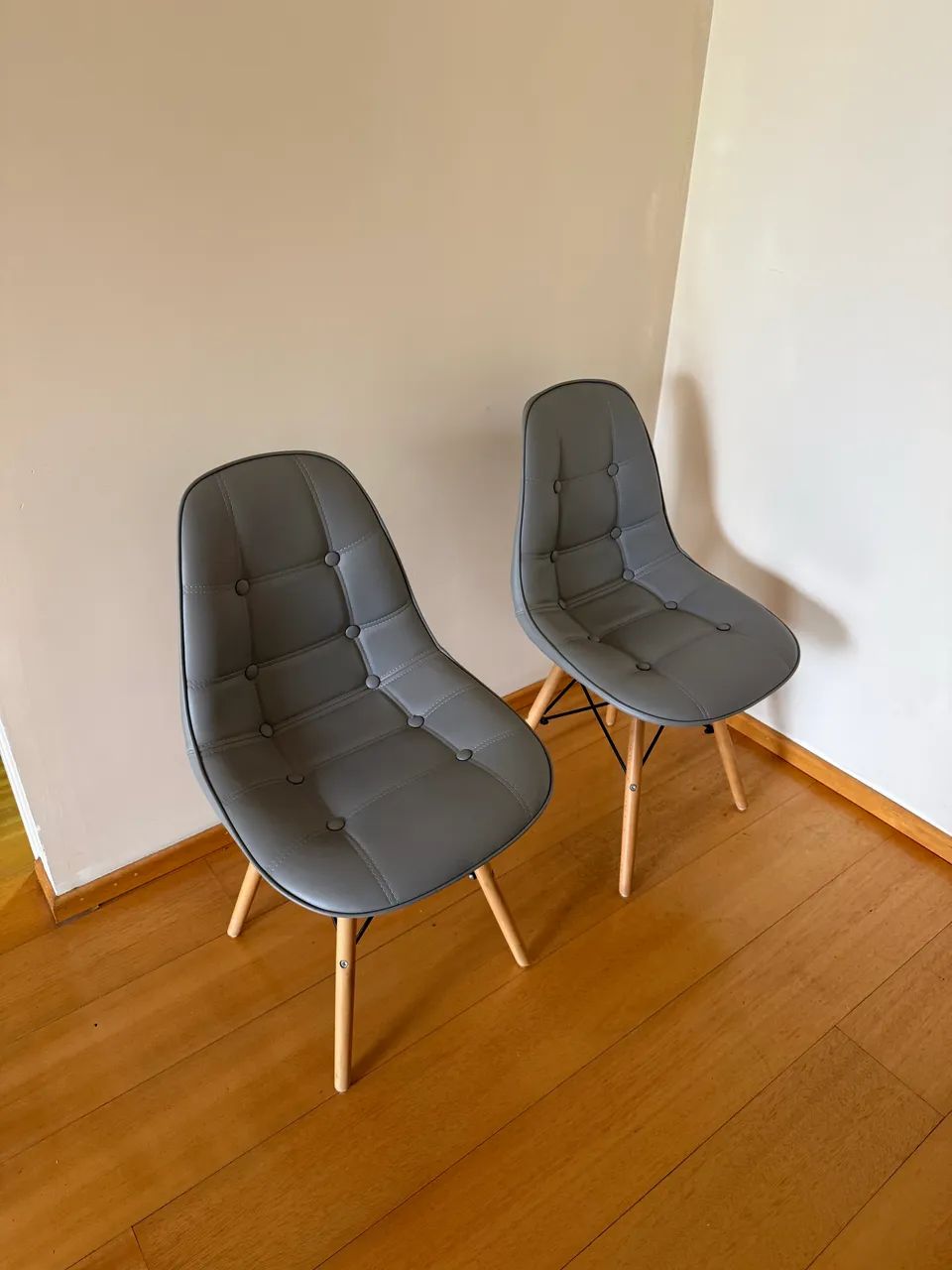par de cadeiras eames eiffel botonê cinza - Foto 3