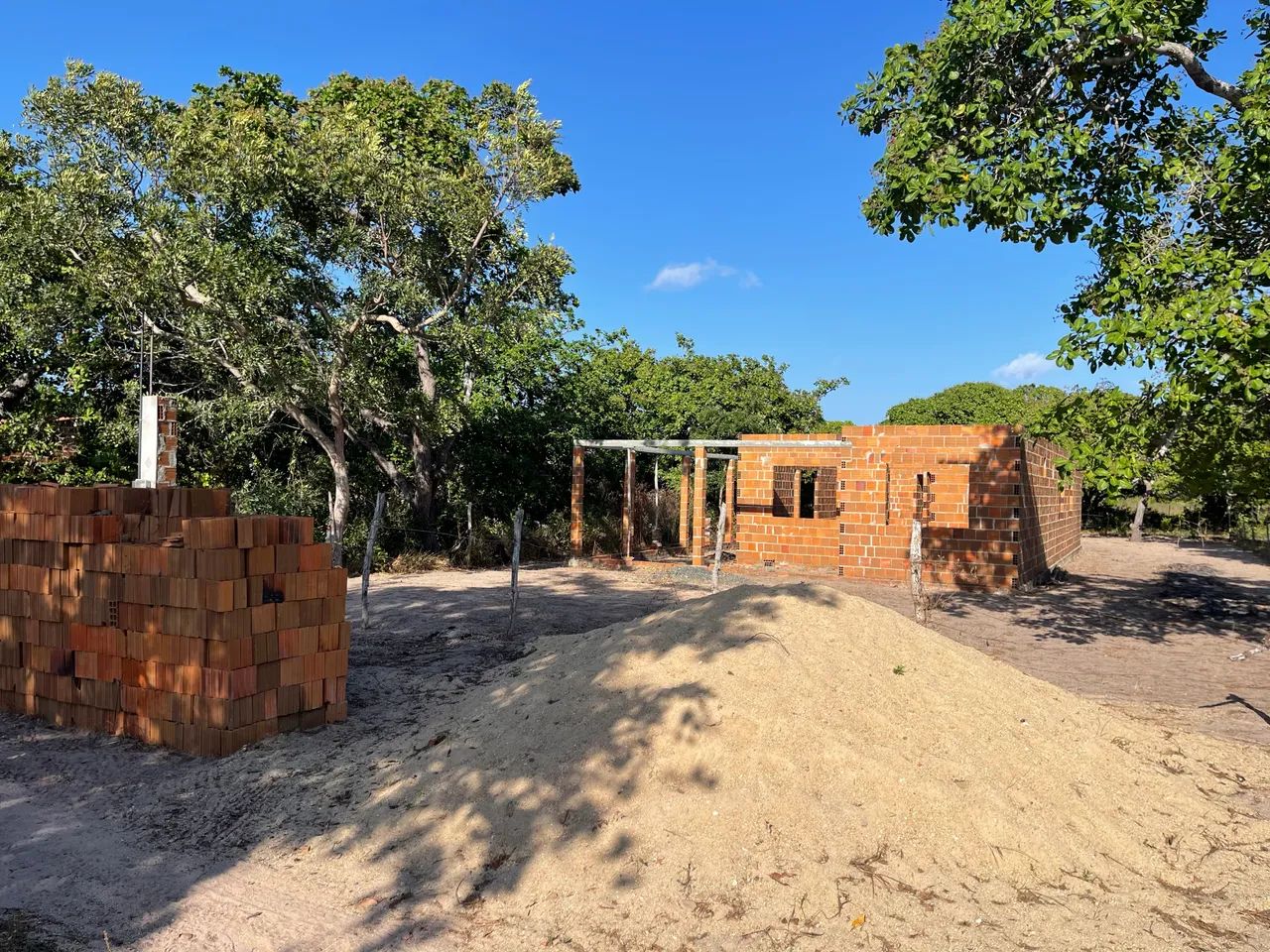 Terreno com casa levantada próximo a lagoa do paraíso
