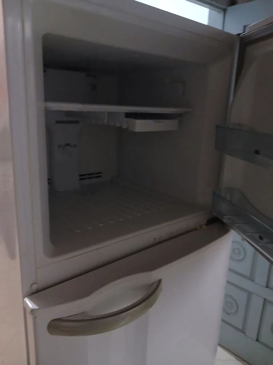 Vendo uma geladeira  valor 150 - Foto 3