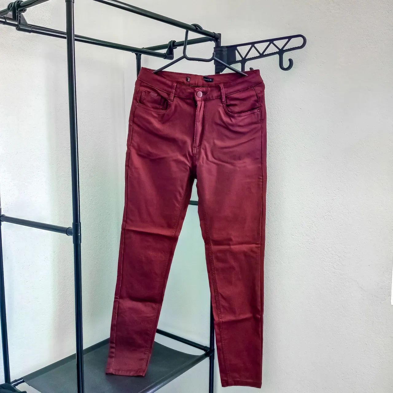 Calça Skinny resinada bordô/vinho