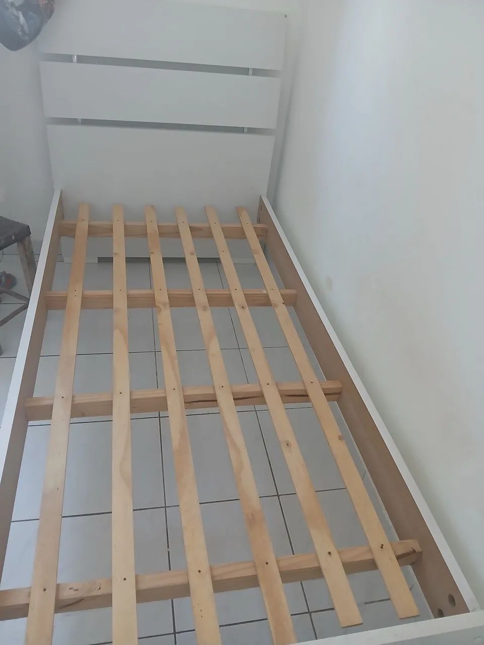 Vendo cama de solteiro semi nova  - Foto 5