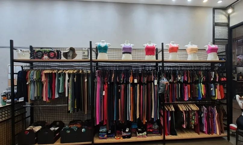Arara de roupas com prateleira madeira