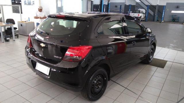 CHEVROLET ONIX LT 1.4 8V SPE/4 FLEX Preto 2014/2015 - Foto 4