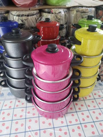 Panelas grossas amarelas e rosas