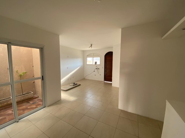 Casa para venda possui 303 metros quadrados com 3 quartos em Chácara das Pedras - Porto Al - Foto 4