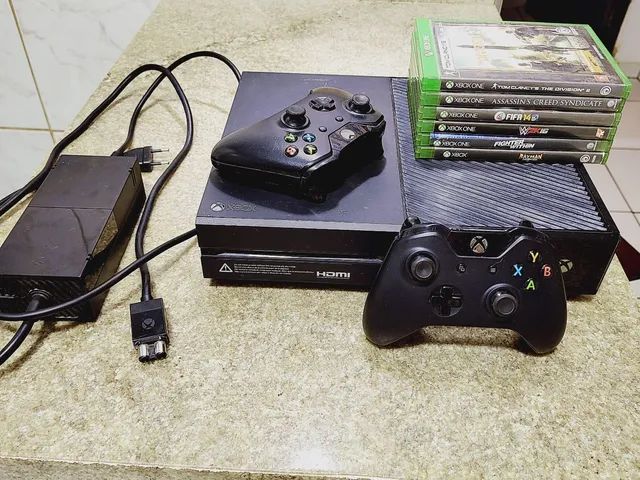 Xbox One 365gb com marcas de uso, 2 controles e 6 jogos 