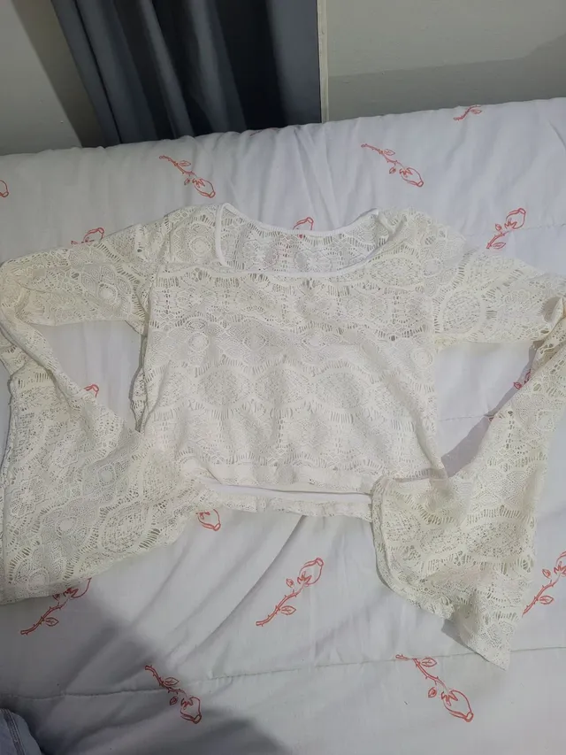 Cropped inverno com mangas branco com detalhes em renda
