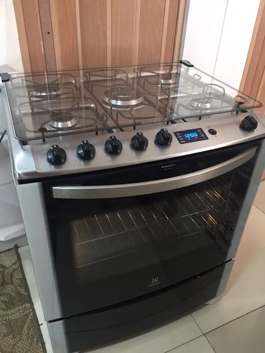 Fogão ELECTROLUX 5 BOCAS TIMER DIGITAL! AUTOMÁTICO E LUZ NO FORNO! Bem conservado