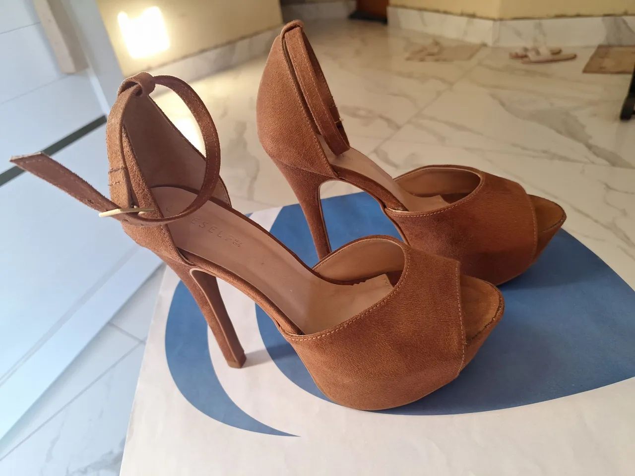 Sandália de salto alto marrom N.35-Semi nova - Foto 2