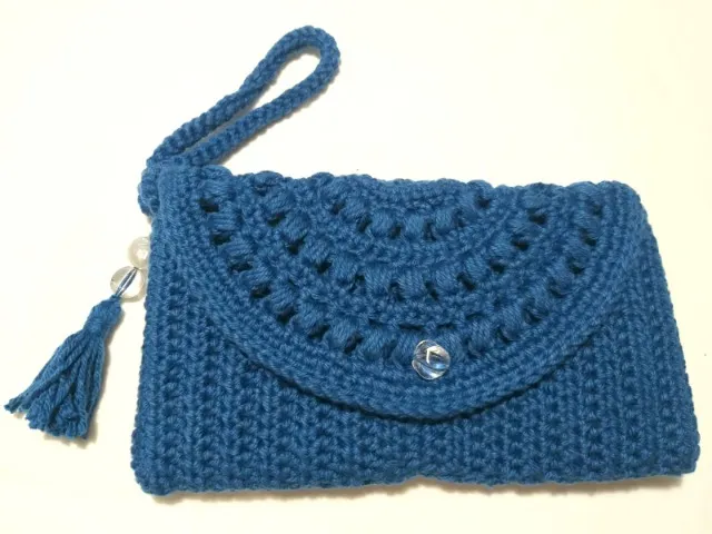bolsa de crochê azul estilo clutch nova