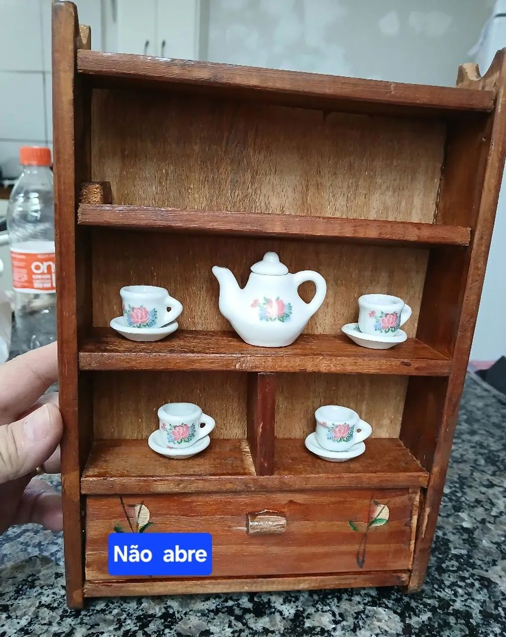 Mini armário em madeira com peças tipo porcelana  - Foto 2