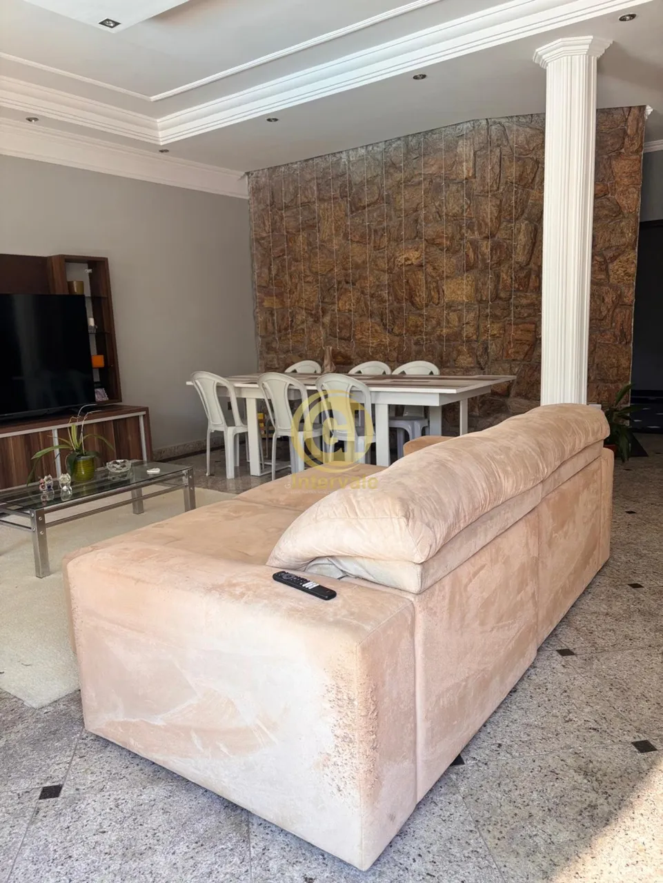 Sobrado para aluguel tem 100 metros quadrados com 3 quartos