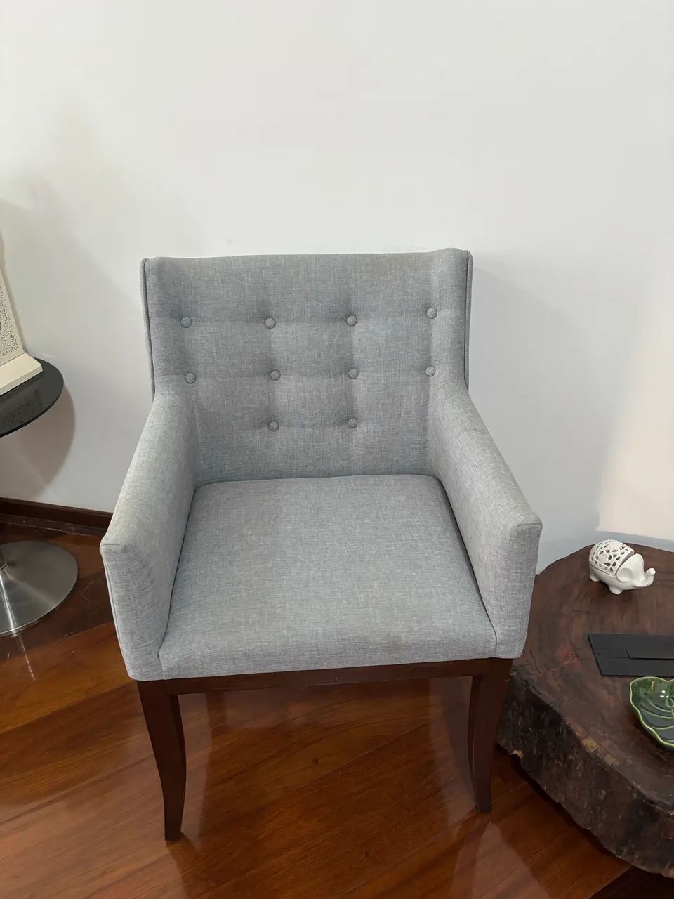 2 poltronas com pés de madeira  - Foto 2