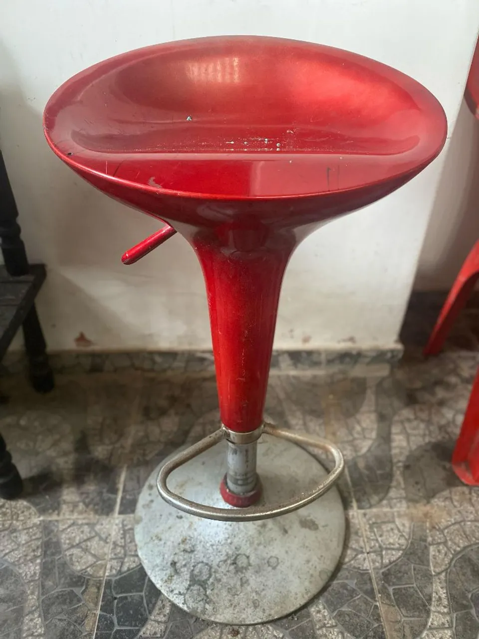 Banqueta giratória vermelha com regulagem de altura