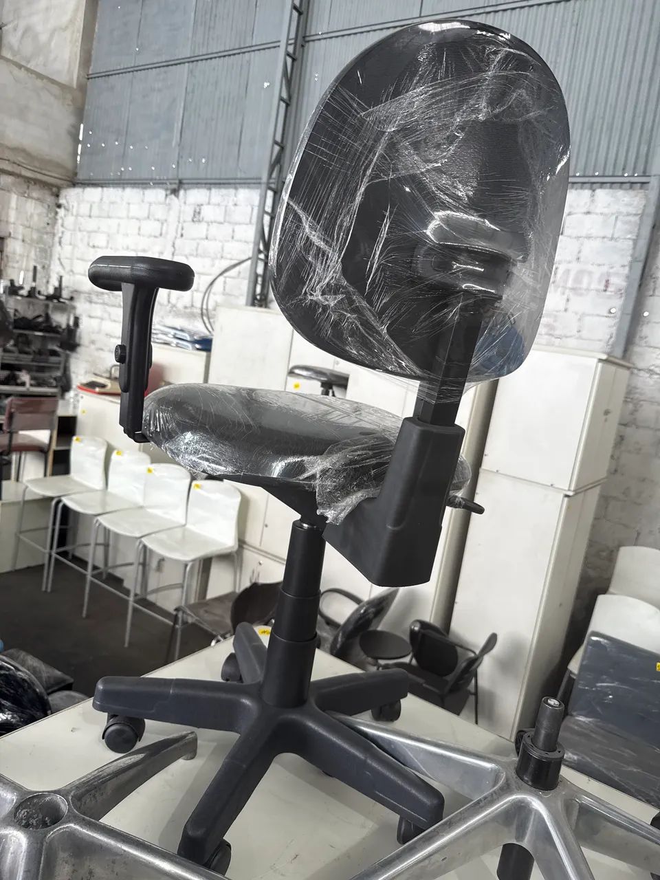 Cadeira escritório ergonomica nova  - Foto 2