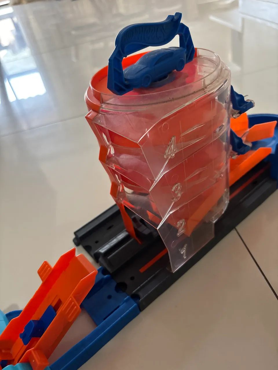 Hot Wheels City Pista Super Giro Loja De Carros  - Foto 4