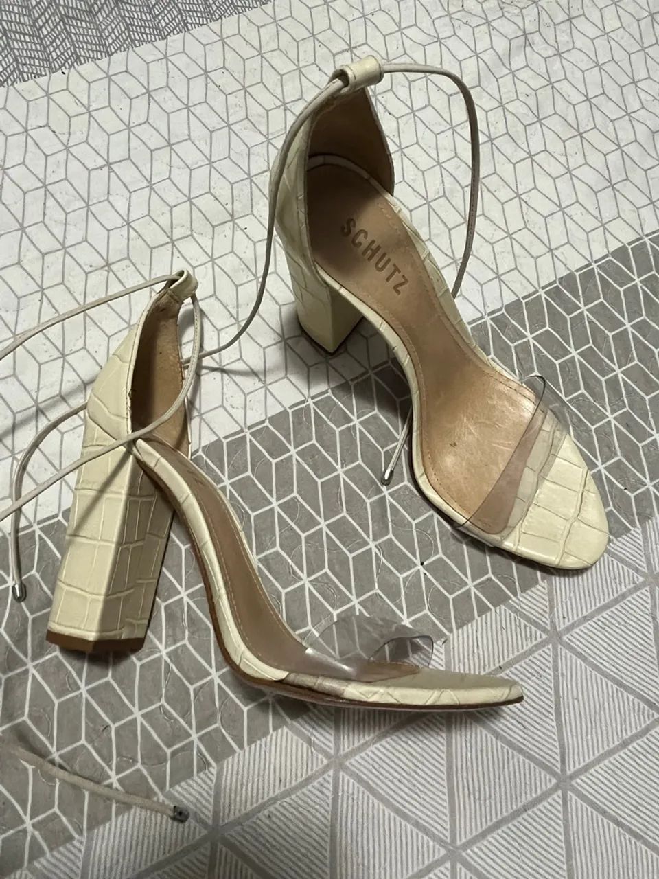 Sandália NOVA Schutz Gisele Salto Bloco Couro Croco Bege com Vinil 