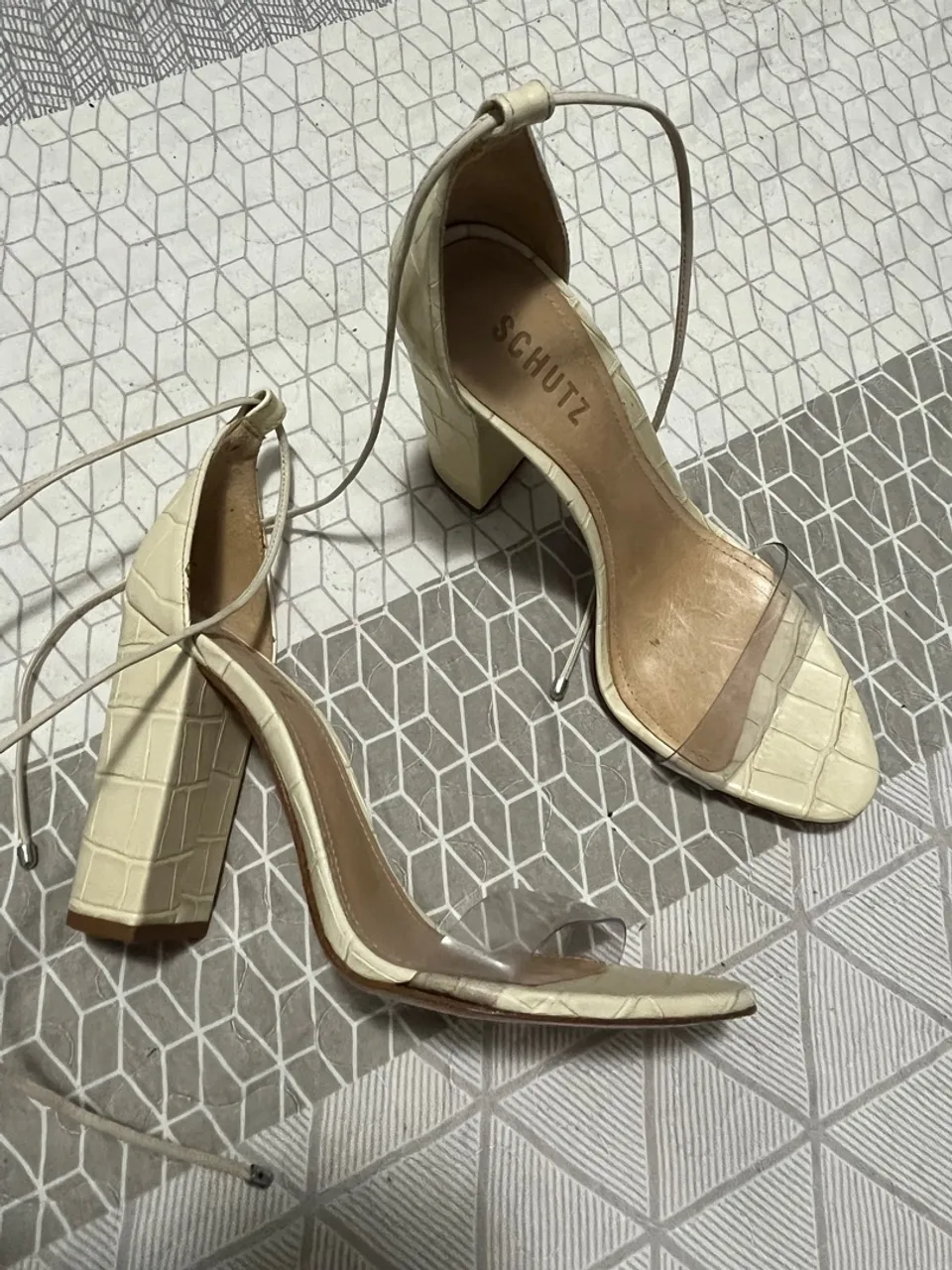 Sandália NOVA Schutz Gisele Salto Bloco Couro Croco Bege com Vinil