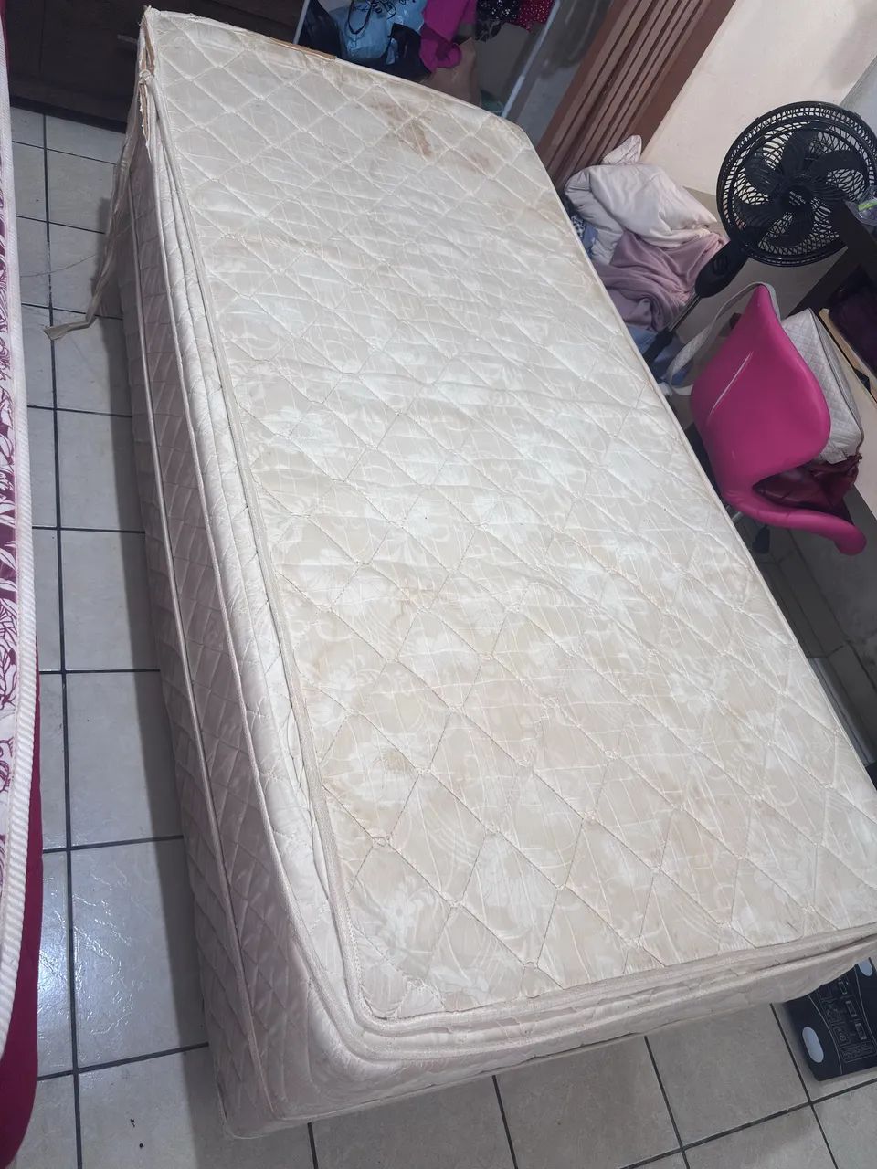 Cama usada e ar condicionado com defeito 64962184939522124