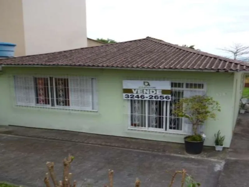 Casa à Venda em São José-SC, Bairro Barreiros: 3 Quartos e vista para o Mar, Terreno de Es