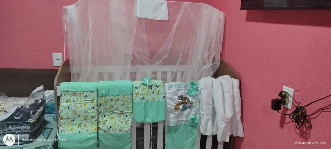 Vendo berço 3 em 1 com colchão + 2 kits berços 