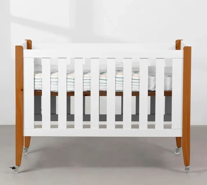 Berço evolutivo 3 em 1 de madeira branco com detalhes em madeira natural