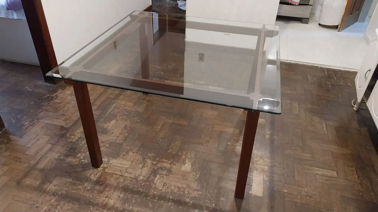 Mesa de jantar com tampo de vidro 8mm e base de madeira 1,20x1,20
