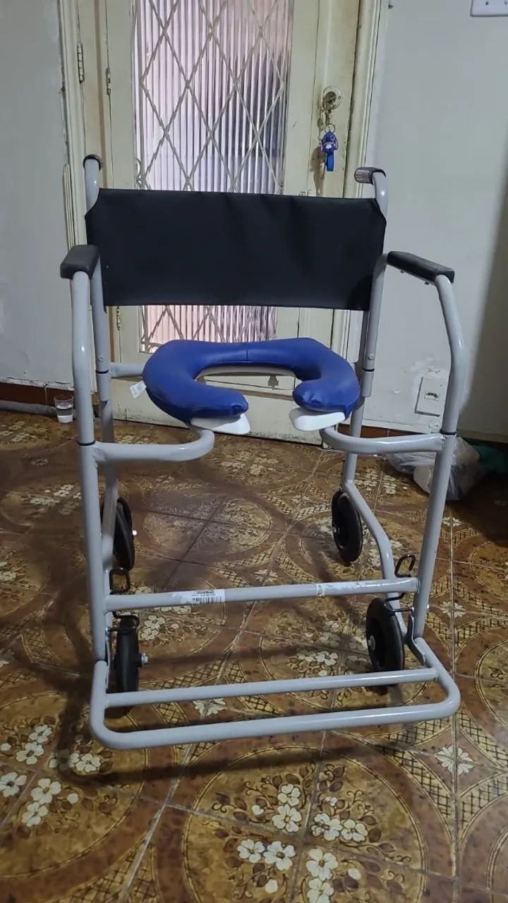 Cadeira de banho hospitalar com 4 rodas - Nova! - Foto 2