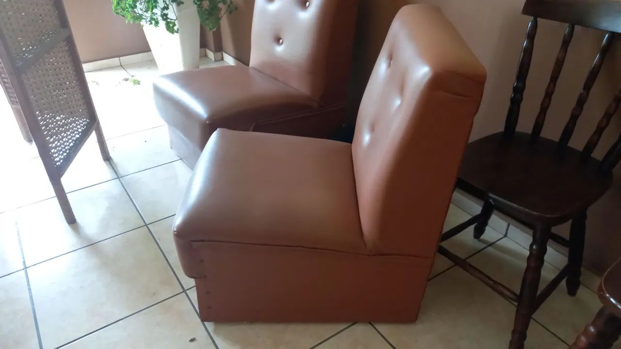 Poltronas em corino, em bom estado. 199 reais cada e tenho várias.