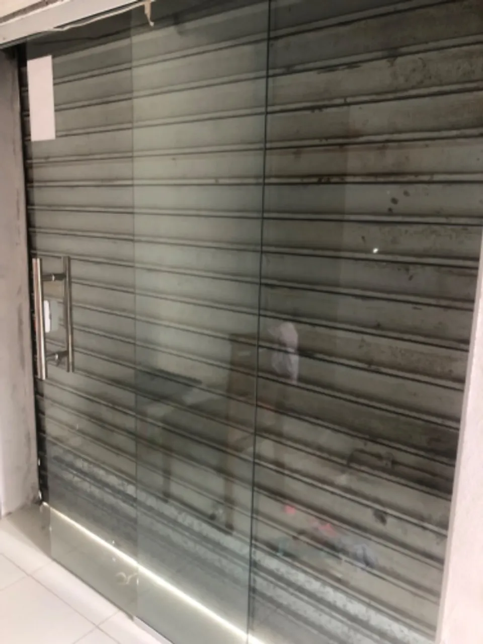 Vendo portão de vidro completo em perfeito estado sem nenhum defeito 1400 tem conversa