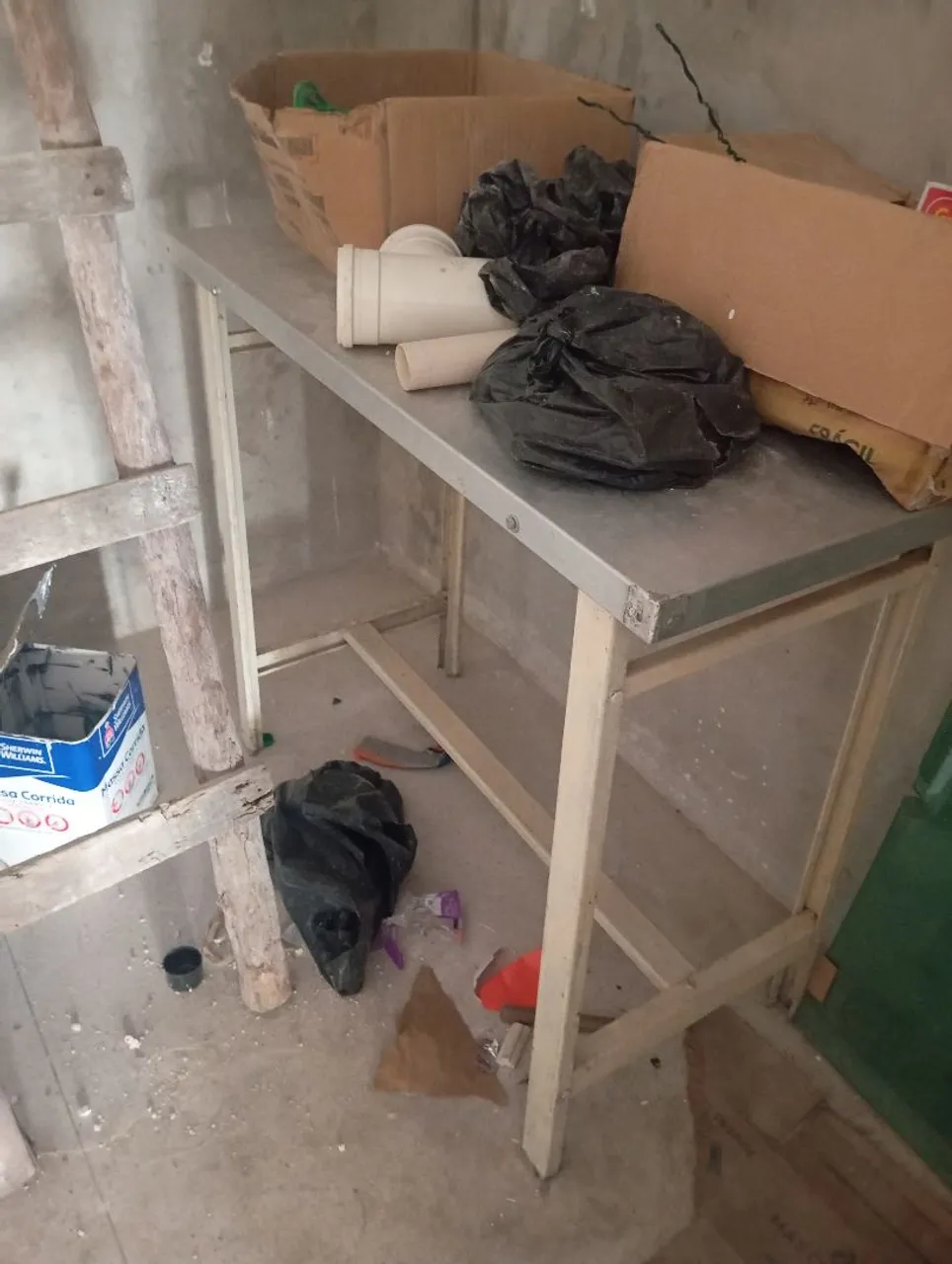 Mesa de aço inox com estrutura reforçada