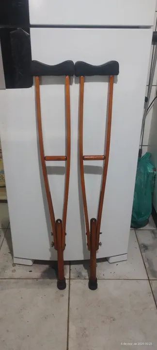 Par de muletas de madeira